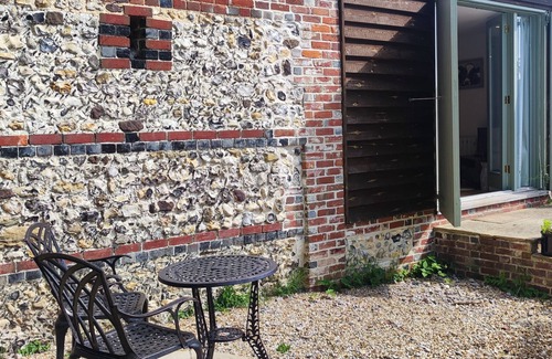 Etchinghill House | The Workshop - sleeps 2+1 guests in 1 bedroom. Set in a stunning AONB in Kent