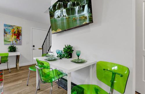University District Apartment | The Worthington - 3 BR 2 5 Bath and Parking