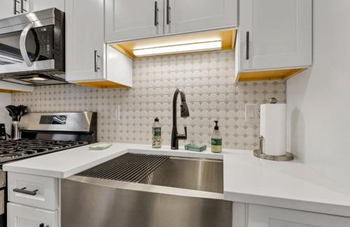 University District Apartment | The Worthington - 3 BR 2 5 Bath and Parking