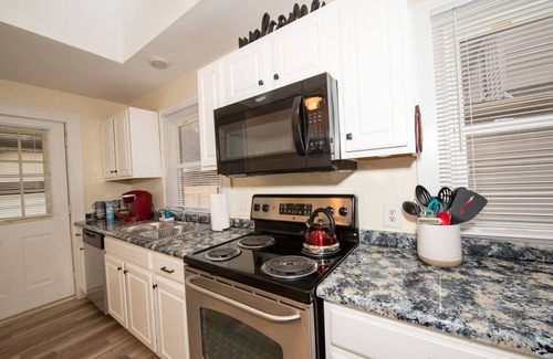 Dayton House | The Wright Bungalow: Near WSU/UD/WPAFB/MV Hospital