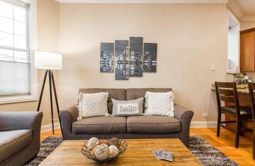 Wrigleyville Apartment | The Wrigleyville VIP-200 Steps from Wrigley Field