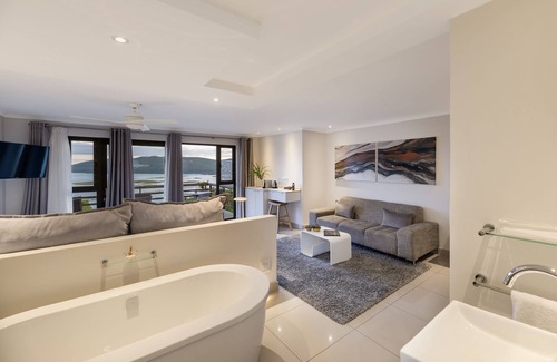 Paradise Hotel | THEBLOEM