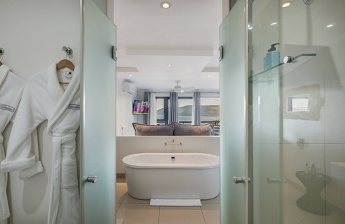 Paradise Hotel | THEBLOEM