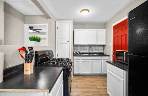 Biggs Field Apartment | This apartment is a 1 bedroom(s), 1 bathrooms, located in El Paso, TX.