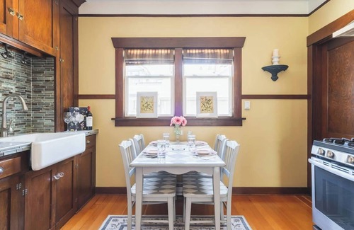 West Queen Anne House | This guest house is a 1 bedroom(s), 1 bathrooms, located in Seattle, WA.
