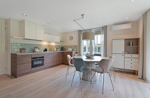 Ouddorp House | This holiday home combines luxury and comfort with a tranquil location in the charming Alexanderpark, perfect for a relaxing vacation.