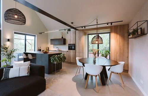 Ouddorp House | This stylish and luxurious holiday home near the sea is perfect for families and all seasons. With a spacious garden and modern kitchen, you’ll enjoy peace, comfort, and quality time together.