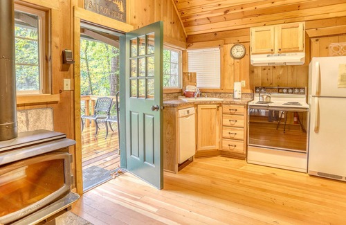 Welches Cabin | Thistle Dew: Salmon River romantic retreat, deck, hot tub and Wood Stove