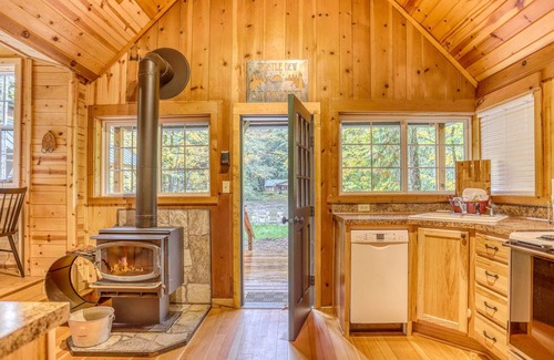 Welches Cabin | Thistle Dew: Salmon River romantic retreat, deck, hot tub and Wood Stove