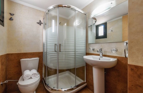 Agios Leon Apartment | Three-Bedroom Apartment with Private Jacuzzi