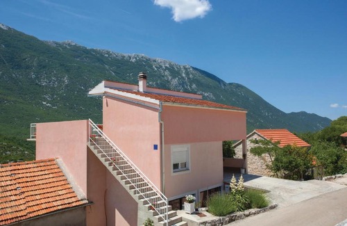 Rastovac Apartment | Three-Bedroom Apartment in Zagvozd