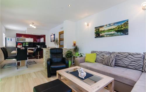 Kobas House | Three-Bedroom Holiday Home In Ston