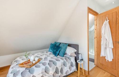 Kneesall Apartment | Three Gables