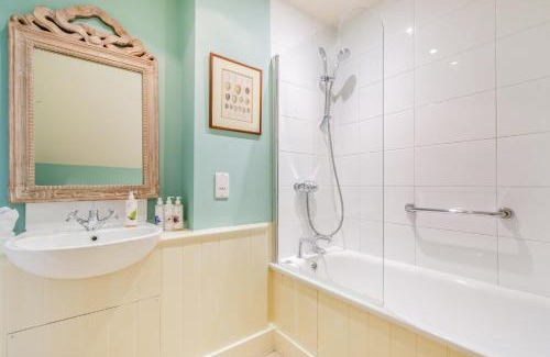 East Dean and Friston Bed & Breakfast | Tiger Inn - Elizabeth