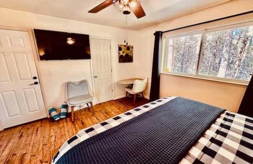 North Fork Apartment | Timberview Suite-Hot Tub-Forest Views-Sleeps 2