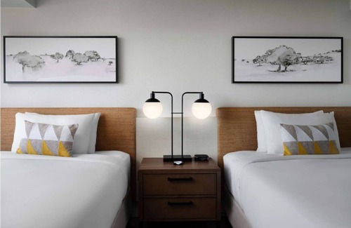 Irvine Business Complex Hotel | Time for a Delightful Getaway! Airport Shuttle, Pool & Jacuzzi, Pet Friendly