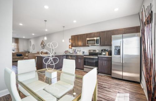 Clarksville House | Timeless Escape Family Friendly Free Wi-Fi and Parking