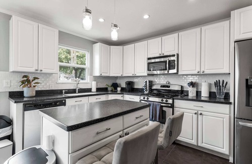 Highland House | Timeless Treasure in a Pedestrian-Friendly Locale!