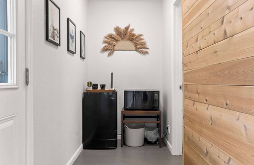 Highland House | Timeless Treasure in a Pedestrian-Friendly Locale!