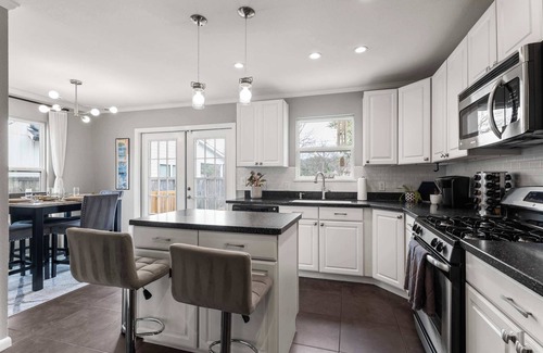 Highland House | Timeless Treasure in a Pedestrian-Friendly Locale!