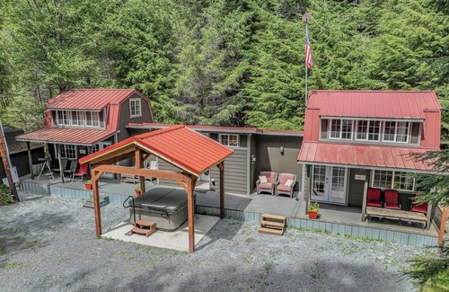 Ashford Cabin | Tiny Cabin B, Steps from Mt. Rainier Nat Park W/firepit close to river & trails