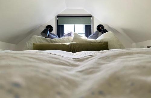 Swinderby Apartment | Tiny guesthouse with cozy mezzanine sleeping nook