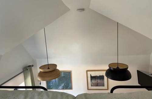 Swinderby Apartment | Tiny guesthouse with cozy mezzanine sleeping nook