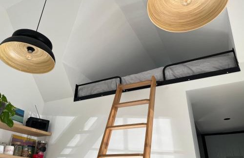 Swinderby Apartment | Tiny guesthouse with cozy mezzanine sleeping nook