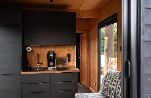 Neuland Boat Rental | Tiny-Hausboot LIKEDEELER mit Dachterasse und Kamin
