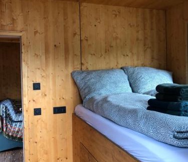 Neuland Boat Rental | Tiny-Hausboot LIKEDEELER mit Dachterasse und Kamin