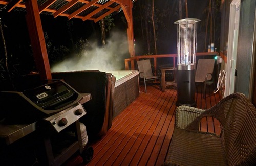 Fern Forest Cabin | tiny home 6 w/private hot tub surrounded by nature near Volcano National Park