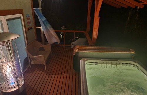 Fern Forest Cabin | tiny home 6 w/private hot tub surrounded by nature near Volcano National Park