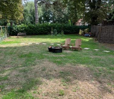 East Drayton Ski Chalet | Tiny home in Grade 1 listed church garden