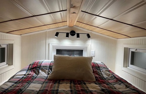 Greenwater Cabin | Tiny Home in the wilderness, 20min outside Mt. Rainer and Crystal Mountain