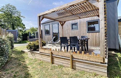 Jullouville-les-Pins House | Tiny House bois avec terrasse, piscine, wifi, animaux admis, parking - 200m de la plage - FR-1-361A-88