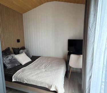 Richardmenil Apartment | Tiny House Chambre Salon Cuisine by EXTINY