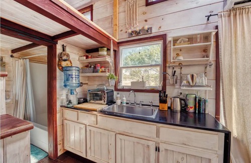 Del Valle House | Tiny House On 5 Acres 20 min from Downtown Austin