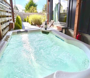 Vijfhuizen House | Tiny house with sauna & jacuzzi near Amsterdam