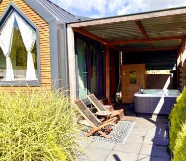 Vijfhuizen House | Tiny house with sauna & jacuzzi near Amsterdam