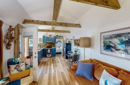 Delta House | Tiny House with wifi, private W/D, lake views + dog friendly