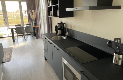 Kampen House | Tiny vakantiehuis aan het water met eigen steiger en airco