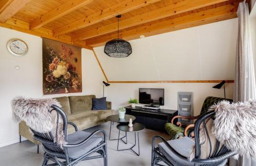Zwiggelte House | Tjiftjaf I Huisje met Uitzicht op Ruime Tuin
