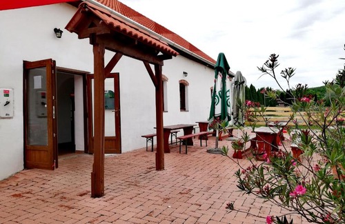 Pecs Bed & Breakfast | Toldi Rendezvényház Étterem és Vándor Panzió