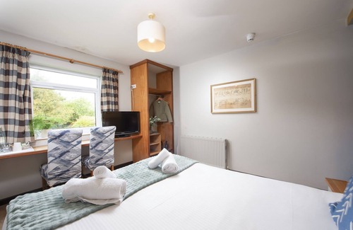 Redruth Hotel | Tolgus King Room - 8 - a hotel room that sleeps 2 guests in 1 bedroom