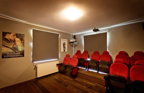 Schutzbach House | Tolles Ferienhaus für 16 Personen im Westerwald mit Sauna, Whirlpool, Kino und Bar