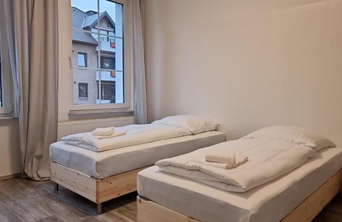 Sud Apartment | Tolstov House - 5 Room House with Terrace - 35 Min to Messe DUS