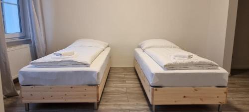 Sud Apartment | Tolstov House - 5 Room House with Terrace - 35 Min to Messe DUS