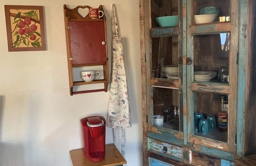 Atascadero House | TomKat Oasis, Hosting, Private Bungalow & Parking. 1000 SQ-FT. Maximum 4 Guests