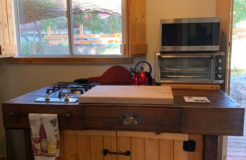 Atascadero House | TomKat Oasis, Hosting, Private Bungalow & Parking. 1000 SQ-FT. Maximum 4 Guests