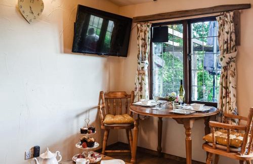 Etchinghill House | Toms Cabin - Uk35173